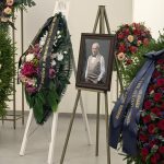 В Санкт-Петербурге Стас Пьеха и мама прощаются с Евгением Броневицким, основателем ВИА Поющие гитары