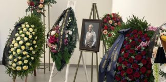 В Санкт-Петербурге Стас Пьеха и мама прощаются с Евгением Броневицким, основателем ВИА Поющие гитары