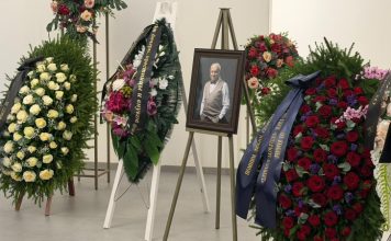 В Санкт-Петербурге Стас Пьеха и мама прощаются с Евгением Броневицким, основателем ВИА Поющие гитары