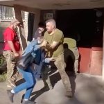 Во Львове людолов с кулаками напал на женщину, защищавшую дверь подъезда от взлома
