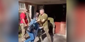 Во Львове людолов с кулаками напал на женщину, защищавшую дверь подъезда от взлома