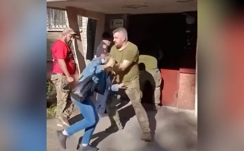 Во Львове людолов с кулаками напал на женщину, защищавшую дверь подъезда от взлома