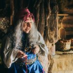 Марину Федункив не узнать в образе Бабы Яги из-за горбатого носа и седых растрепанных волос