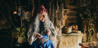 Марину Федункив не узнать в образе Бабы Яги из-за горбатого носа и седых растрепанных волос