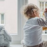 Упав с восьмого этажа в Ульяновске, пятилетняя девочка осталась жива