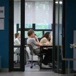 Если ваш подросток скрывает смартфон и опасается звонков, возможно, он под влиянием мошенников