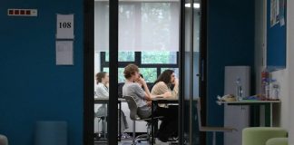 Если ваш подросток скрывает смартфон и опасается звонков, возможно, он под влиянием мошенников
