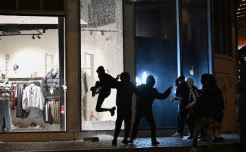 Россияне, отдыхавшие в Париже, рассказали о сожжённых велосипедах и разбитых витринах во время погромов