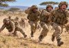 Во время учений в Кении британским солдатам пришлось спасаться от преследования стаи гиен