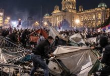Сторонники Вучича в Белграде лишились палаточного лагеря после его разгрома