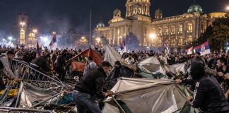 Сторонники Вучича в Белграде лишились палаточного лагеря после его разгрома