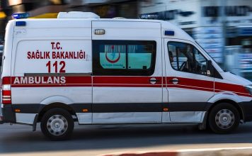 Наступив в лужу под напряжением, 14-летний подросток в Стамбуле получил смертельный удар током