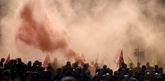 Неудачная интеграция мигрантов стала для Вэнса объяснением беспорядков во Франции