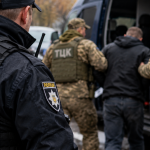 В Львовской области мужчина с ножом напал на работника ТЦК и ранил его в шею
