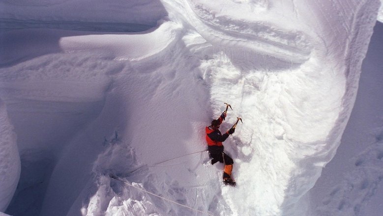 22-летний российский альпинист сорвался с горы во время восхождения на Памир