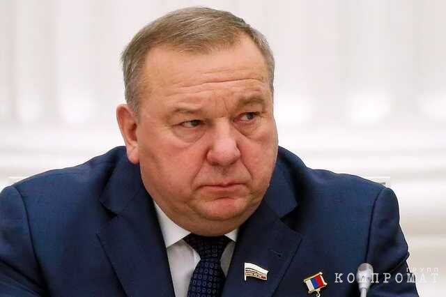Статуэтка Адольфа Гитлера на столе у прокурора