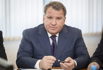 Петру Авену много не надо.