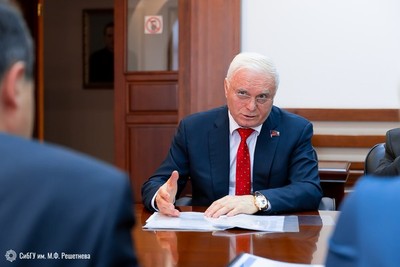 Депутаты в окружении врагов.