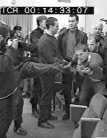 После бала. Дворянин лупит ногой в лицо скрученного неприятеля