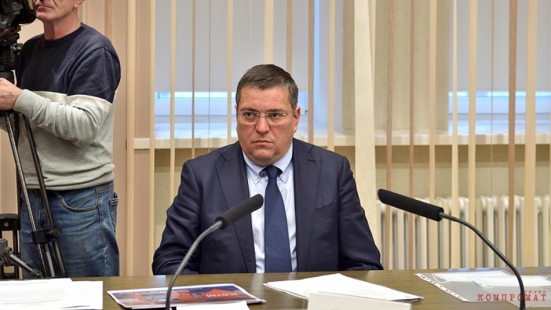 Глава Министерства транспорта Башкирии за рулем Лэнд Ровер врезался в Тойота Камри, виноватой стала пострадавшая
