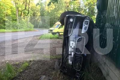 "Золотая" пятерка на БМВ врезалась в забор.