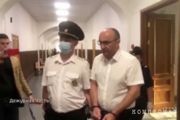 Бывший следователь СКР получил 4 года за попытку "отмазать" поставщика несовершеннолетних проституток для VIP-клиентов на Рублевке