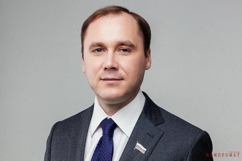 Богатенький, авторитетный член Единой России и его высокомерная семейка захватывают город: монополистские планы