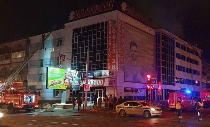 Пылающее административное здание в российском городе проявили на видео