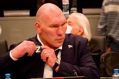 Депутаты в окружении врагов.