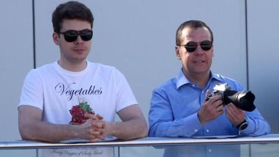 "Вселенная" в созвездии младшего Медведева.