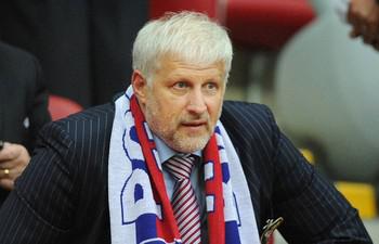 Александр Столяров разливает из банка "Россия".