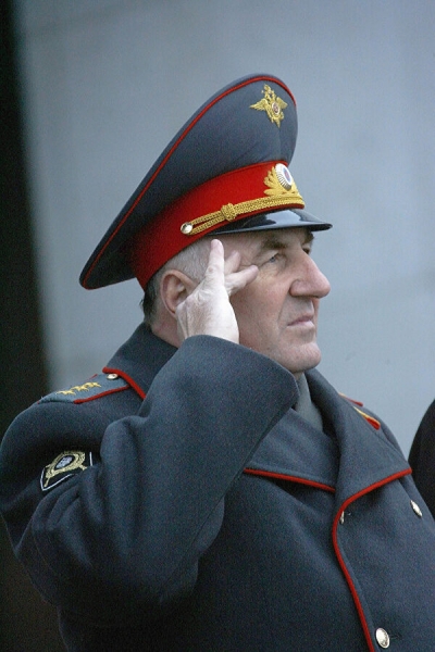 Год Нисанов, лимузин с номером Н НН и два минивэна, забитых автоматчиками