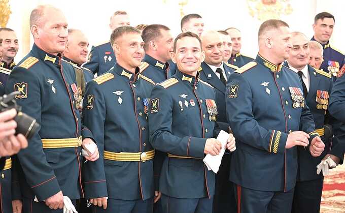 Выпускник военного университета сообщил Владимиру Путину стихотворение о бомбовозах