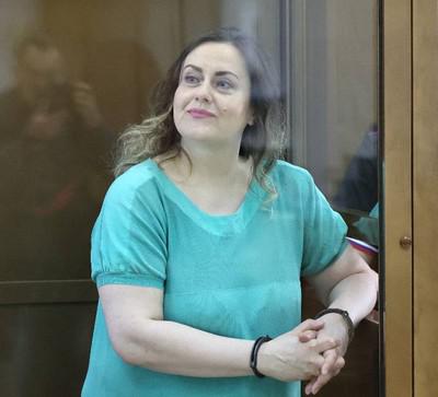 Елена Кондрат вручила взятку в коробке из-под Chanel.