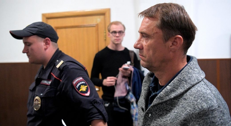 Миллиардера из МВД Захарченко атакую поклонницы