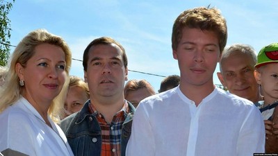 Адекватный чувак, увел у лучшего друга девушку.