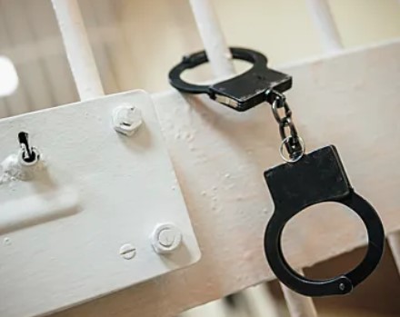 Подполковник ФСБ осужден на 3 года за взятку строительными материалами