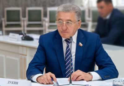 Сенаторы в окружении врагов.