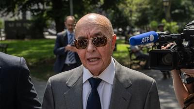 Джозеф Льюис "сливал" инсайды любовнице.