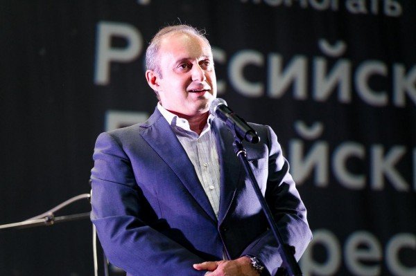 Миллиардера из МВД Захарченко атакую поклонницы