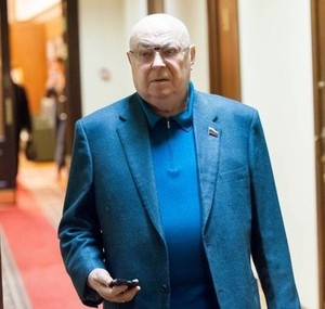 Депутаты в окружении врагов.