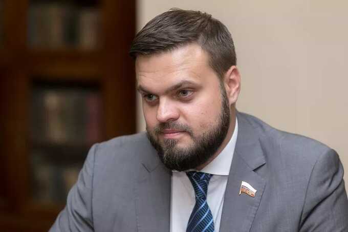Единорос Артем Туров предал гласности необычное поздравление ко Дню Рф