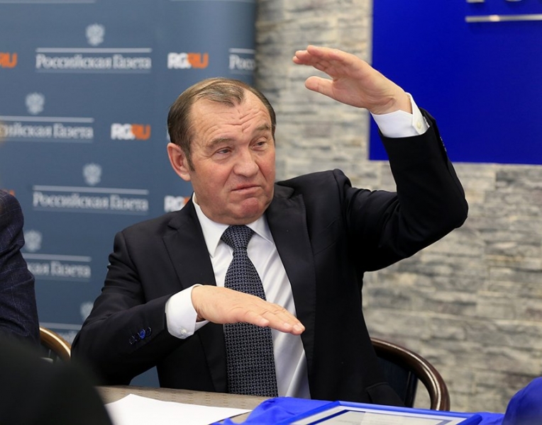 Год Нисанов, лимузин с номером Н НН и два минивэна, забитых автоматчиками