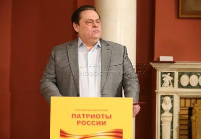 Геннадий Семигин в шелках как в долгах.