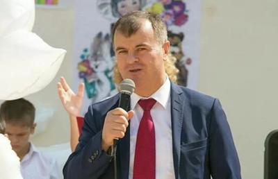 Осман Махачев продавал кресло.