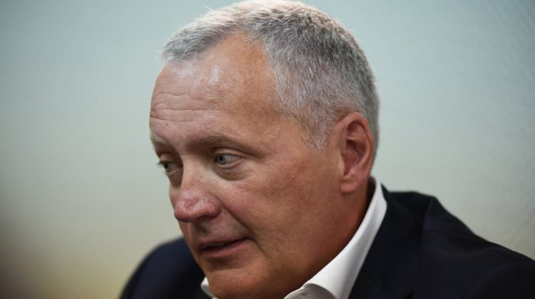 «Сечин указал на сумку и предложил ее взять»