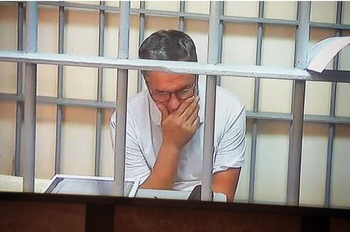 Генерал Воронов очень втюрился в служебную мебель