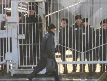 «Сечин указал на сумку и предложил ее взять»