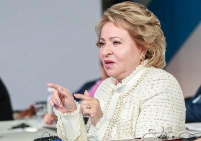 Сенаторы в окружении врагов.