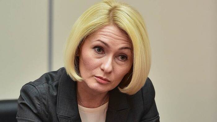 Заместитель премьер-министра Виктория Абрамченко, скрывш?? роскошный дом в Московской области, призвала обычных граждан России отрешиться от приобретения новых джинсов